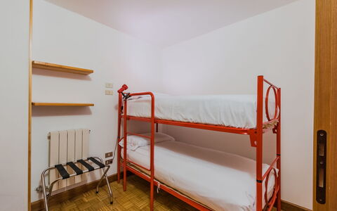 Lo Chalet del Bepy: Gulvbelægning, Træ, Etage, Indretning, Loft, Bed Frame, Værelse, Seng, Bejdse, Soveværelse