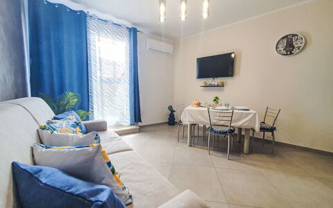 Siciliandò: Møbel, Gulvbelægning, Etage, Indretning, Træ, Stol, Bord, Værelse, Lejlighed, Couch