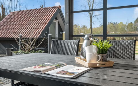 Garlef - 10Km from the Sea: Møbel, Træ, Indretning, Gulvbelægning, Etage, Stol, Værelse, Loft, Stue, Lejlighed