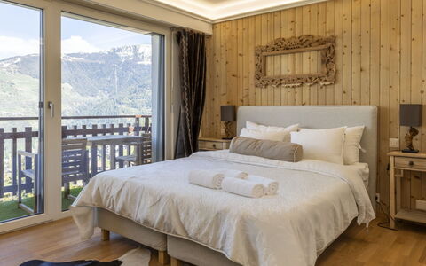 Balcon des Alpes 24: Indretning, Møbel, Træ, Soveværelse, Seng, Hjem, Sengetøj, Værelse, Etage, Loft