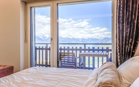 Balcon des Alpes 24: Møbel, Indretning, Værelse, Etage, Seng, Sengetøj, Soveværelse, Bjergkæde, Altan, Hårdttræ