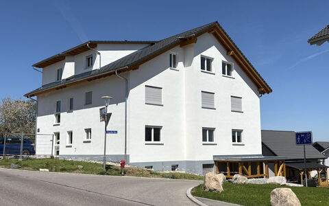 Alpenblick: Busk, Boligområde, Hus, Hjem, Have, Bunddække, Sommerhus, Vedplante, Landscaping, Estate