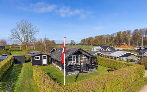 Uuno - 200M from the Sea: Busk, Boligområde, Hus, Hjem, Have, Bunddække, Sommerhus, Vedplante, Landscaping, Estate