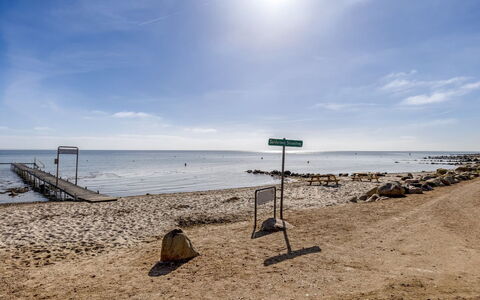 Uuno - 200M from the Sea: Møbel, Udendørs Møbler, Bordservice, Bord, Drinkware, Stol, Udendørs Bord, Mad, Flaske