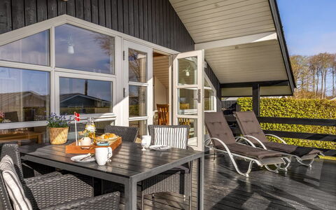 Uuno - 200M from the Sea: Møbel, Udendørs Møbler, Bordservice, Bord, Drinkware, Stol, Udendørs Bord, Mad, Flaske