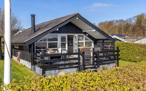 Uuno - 200M from the Sea: Møbel, Udendørs Møbler, Bordservice, Bord, Drinkware, Stol, Udendørs Bord, Mad, Flaske