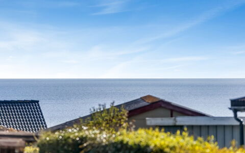 Uuno - 200M from the Sea: Møbel, Udendørs Møbler, Bordservice, Bord, Drinkware, Stol, Udendørs Bord, Mad, Flaske
