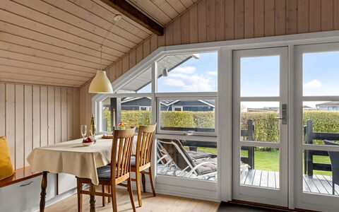 Uuno - 200M from the Sea: Møbel, Udendørs Møbler, Bordservice, Bord, Drinkware, Stol, Udendørs Bord, Mad, Flaske