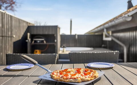 Uuno - 200M from the Sea: Møbel, Udendørs Møbler, Bordservice, Bord, Drinkware, Stol, Udendørs Bord, Mad, Flaske