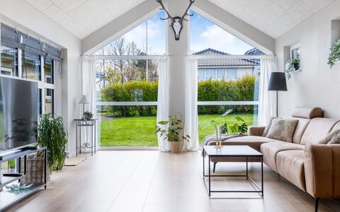 Aina - 20Km from the Sea: Indretning, Gulvbelægning, Træ, Møbel, Couch, Loft, Stue, Etage, Hjem, Belysning