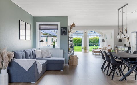 Aina - 20Km from the Sea: Møbel, Indretning, Gulvbelægning, Couch, Etage, Træ, Loft, Stue, Hjem, Værelse