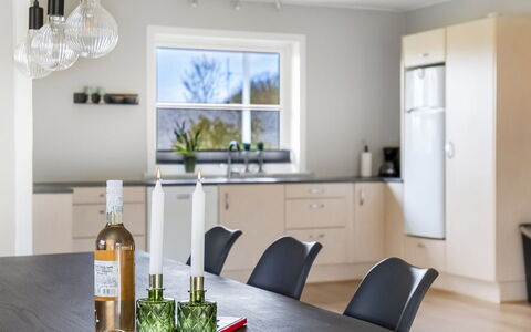 Aina - 20Km from the Sea: Møbel, Indretning, Gulvbelægning, Træ, Etage, Countertop, Køkken, Cabinetry, Lysarmatur, Loft