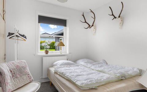 Aina - 20Km from the Sea: Soveværelse, Seng, Sengetøj, Indretning, Loft, Sengetøj, Belysning, Møbel, Hjem, Bed Frame