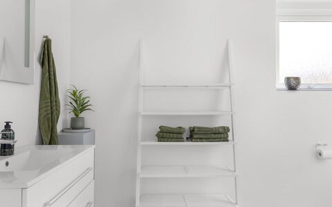 Aina - 20Km from the Sea: Gulvbelægning, Etage, Indretning, Værelse, Trægulve, Cabinetry, Flise, Skuffe, Design