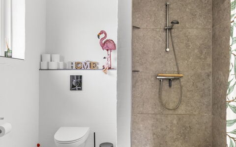 Aina - 20Km from the Sea: Gulvbelægning, Væg, Etage, Sanitærarmatur, Toilet, Badeværelse, Indretning, Flise, Vvs, Toiletbræt