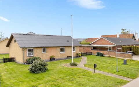 Aina - 20Km from the Sea: Træ, Tag, Hjem, Hus, Arkitektur, Sidespor, Land Lot, Sommerhus, Skur, Garden Bygninger