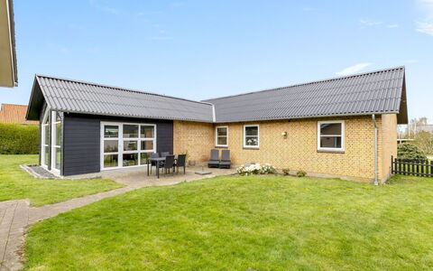Aina - 20Km from the Sea: Træ, Tag, Hjem, Hus, Arkitektur, Sidespor, Land Lot, Sommerhus, Skur, Garden Bygninger