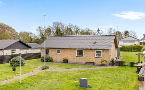 Aina - 20Km from the Sea: Træ, Tag, Hjem, Hus, Arkitektur, Sidespor, Land Lot, Sommerhus, Skur, Garden Bygninger
