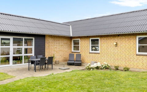 Aina - 20Km from the Sea: Træ, Tag, Hjem, Hus, Arkitektur, Sidespor, Land Lot, Sommerhus, Skur, Garden Bygninger
