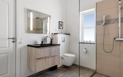 Vaska - 75M from the Sea: Indretning, Sanitærarmatur, Gulvbelægning, Badeværelse, Etage, Håndvask, Badeværelsesskab, Tap, Toilet, Badeværelsesvask