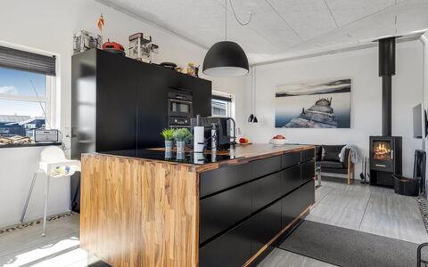 Vaska - 75M from the Sea: Møbel, Gulvbelægning, Køkken, Træ, Countertop, Køkken Apparat, Indretning, Cabinetry, Trægulve, Husholdningsapparat