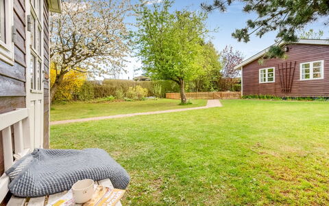 Amina - 500M from the Sea: Græs, Træ, Hus, Hjem, Sommerhus, Busk, Land Lot, Have, Lawn, Bunddække