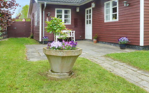 Amina - 500M from the Sea: Vindue, Bygning, Hus, Sommerhus, Busk, Tag, Hjem, Dør, Sidespor