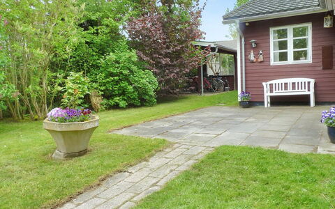 Amina - 500M from the Sea: Græs, Have, Busk, Hus, Lawn, Bunddække, Walkway, Backyard, Sommerhus