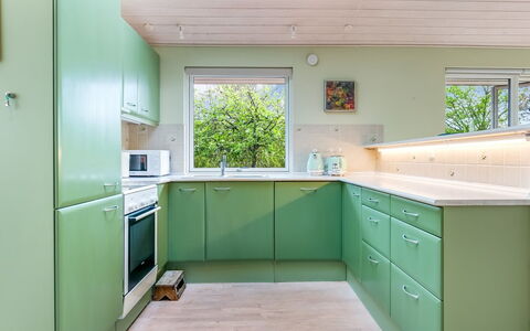Amina - 500M from the Sea: Indretning, Gulvbelægning, Loft, Cabinetry, Etage, Køkken, Værelse, Skuffe, Skab, Countertop