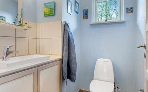 Amina - 500M from the Sea: Toiletbræt, Badeværelse, Sanitærarmatur, Toilet, Gulvbelægning, Indretning, Etage, Vvs, Håndvask, Tap
