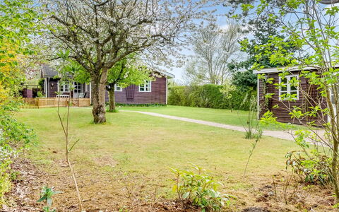 Amina - 500M from the Sea: Busk, Hus, Sommerhus, Have, Hjem, Lawn, Bunddække, Forår, Backyard, Skygge