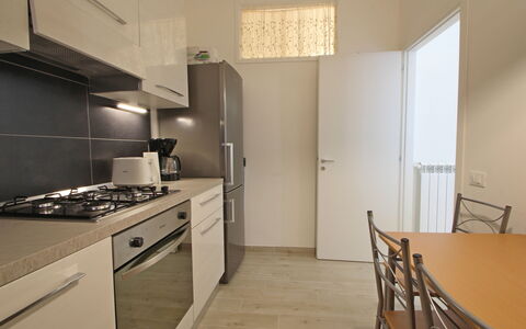 Il Centro: Køkken Apparat, Køkken, Countertop, Større Bandage, Gulvbelægning, Indretning, Møbel, Træ, Etage, Cabinetry