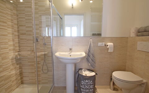 Il Centro: Badeværelse, Gulvbelægning, Etage, Sanitærarmatur, Badeværelsesvask, Indretning, Håndvask, Toilet, Tap, Vvs