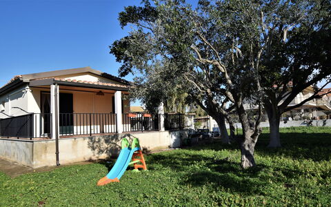 Villa Andrea: Træ, Skygge, Estate, Lawn, Gård, Landscaping, Backyard, Udendørs Struktur, Hacienda, Hegn