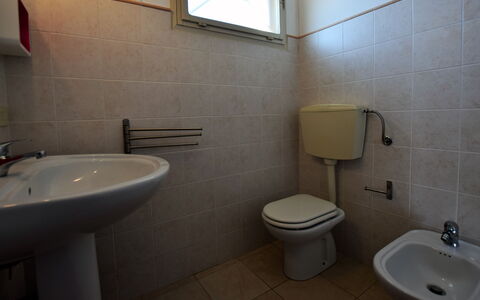 Villa Andrea: Sanitærarmatur, Badeværelse, Gulvbelægning, Toiletbræt, Badeværelsesvask, Håndvask, Etage, Toilet, Vvs, Tap
