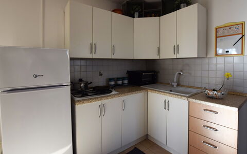 Villa Andrea: Køkken Apparat, Køkken, Større Bandage, Cabinetry, Countertop, Køkkenvask, Husholdningsapparat, Komfur, Komfur, Håndvask