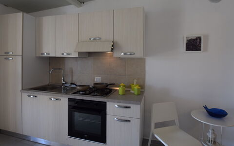 Villa Andrea: Køkken Apparat, Køkken, Større Bandage, Countertop, Cabinetry, Køkkenvask, Komfur, Husholdningsapparat, Komfur, Indretning