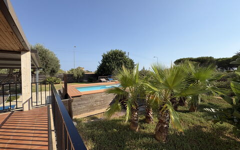 Villa Andrea: Svømmepøl, Boligområde, Udvej, Skygge, Kompositmateriale, Eco Hotel, Hacienda, Estate, Landscaping