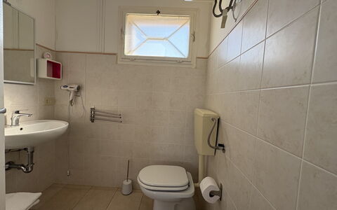 Villa Andrea: Toiletbræt, Sanitærarmatur, Badeværelse, Toilet, Gulvbelægning, Håndvask, Etage, Badeværelsesvask, Indretning, Vvs