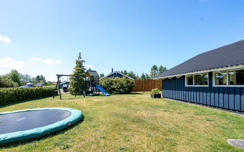 Roope - 800M from the Sea: Blå, Land Lot, Lawn, Skygge, Sommerhus, Estate, Have, Landscaping, Gård, Backyard
