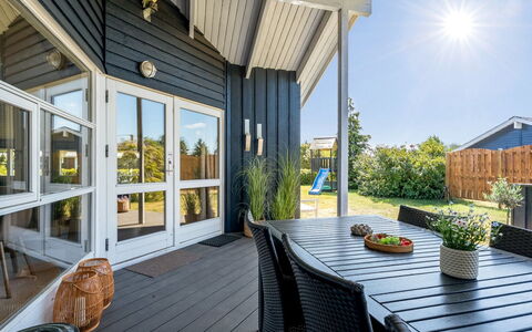 Roope - 800M from the Sea: Træ, Arkitektur, Hjem, Veranda, Dør, Skygge, Dæk, Hårdttræ, Sidespor, Estate