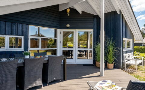 Roope - 800M from the Sea: Træ, Veranda, Hjem, Hus, Skygge, Tag, Sommerhus, Dør, Sidespor, Estate