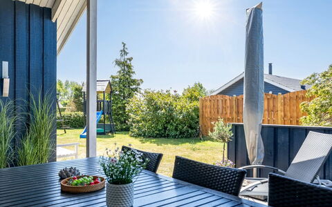 Roope - 800M from the Sea: Blå, Land Lot, Hjem, Skygge, Have, Landscaping, Gård, Lawn, Veranda, Eco Hotel