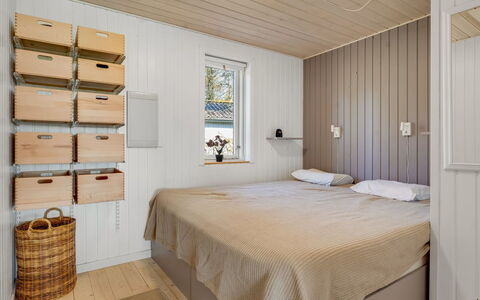 Sinnika - 550M from the Sea: Træ, Gulvbelægning, Indretning, Etage, Loft, Værelse, Soveværelse, Seng, Cabinetry, Bejdse