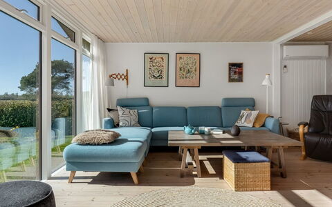 Sinnika - 550M from the Sea: Møbel, Træ, Indretning, Gulvbelægning, Couch, Stue, Bord, Etage, Hjem, Trægulve