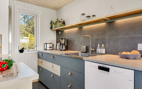 Sinnika - 550M from the Sea: Køkken, Gulvbelægning, Træ, Countertop, Cabinetry, Køkken Apparat, Møbel, Indretning, Etage, Hjem