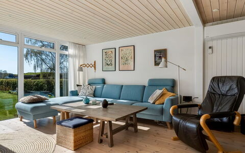 Sinnika - 550M from the Sea: Møbel, Indretning, Gulvbelægning, Etage, Træ, Couch, Trægulve, Loft, Stue, Hjem