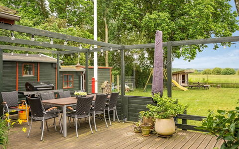 Sinnika - 550M from the Sea: Træ, Skygge, Have, Backyard, Udendørs Møbler, Veranda, Udendørs Struktur, Garden Bygninger, Dæk, Gård