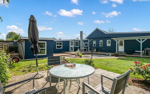 Nisse - 300M from the Sea: Møbel, Træ, Indretning, Gulvbelægning, Etage, Stol, Værelse, Loft, Stue, Lejlighed
