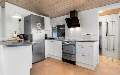 Nisse - 300M from the Sea: Køkken, Køkken Apparat, Countertop, Indretning, Gulvbelægning, Møbel, Loft, Større Bandage, Træ, Cabinetry